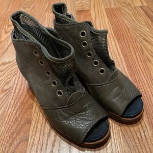 SOREL Olive Green Wedges size Sz 8